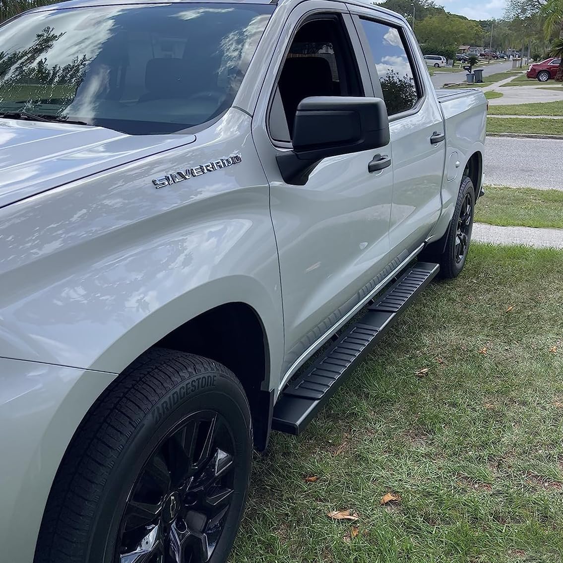 Our design is generally closer to the truck body, which will make the overall effect more beautiful, and can make the truck have better passability.