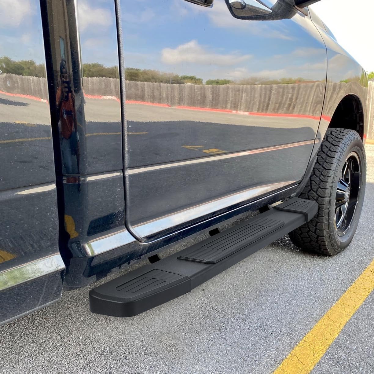 Our design is generally closer to the truck body, which will make the overall effect more beautiful, and can make the truck have better passability.