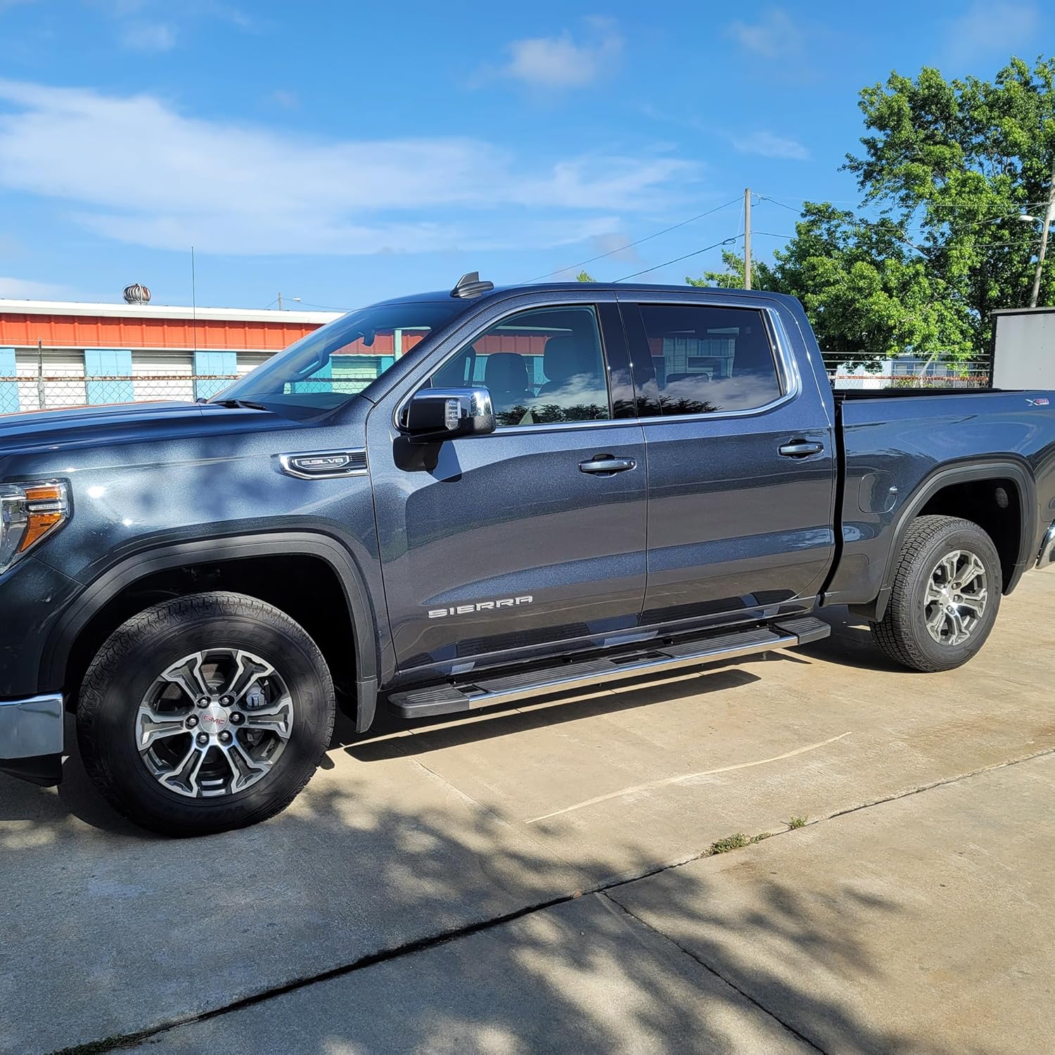 Our design is generally closer to the truck body, which will make the overall effect more beautiful, and can make the truck have better passability.