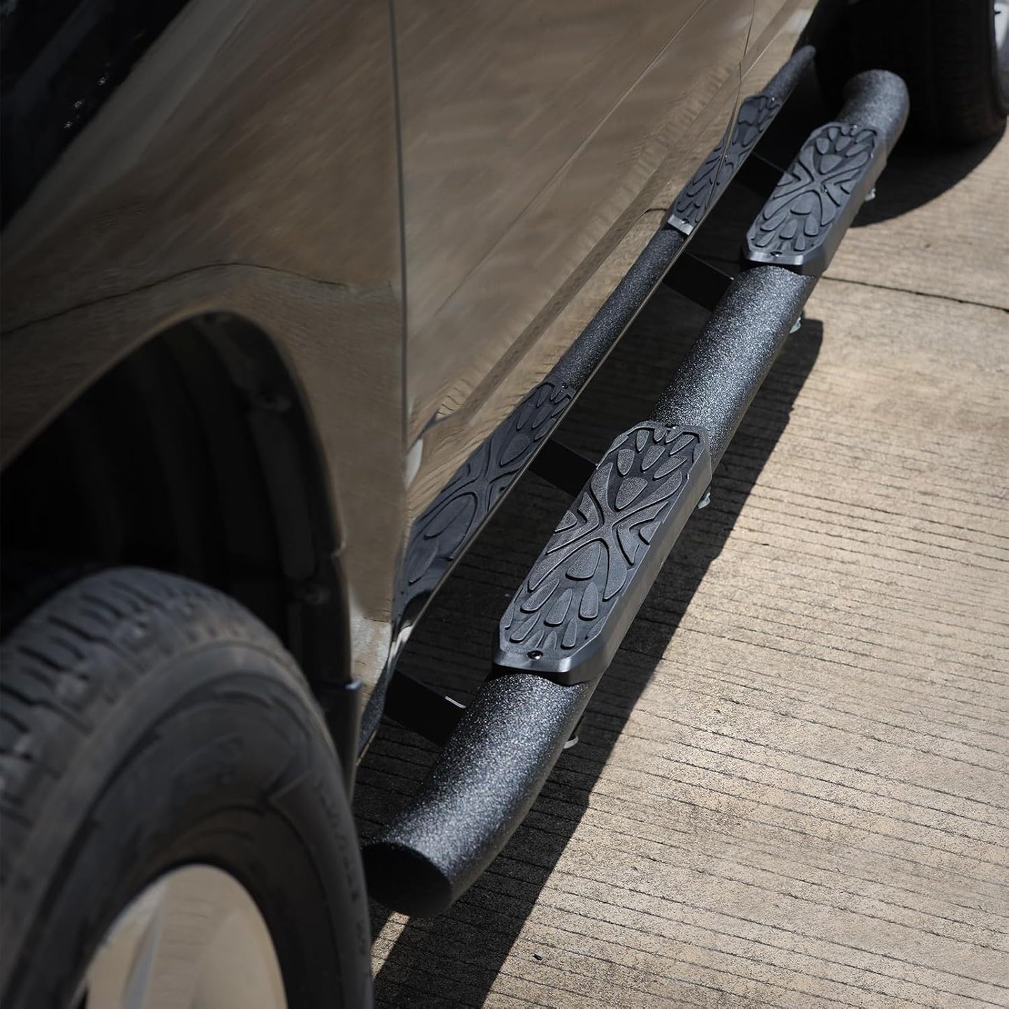 Our design is generally closer to the truck body, which will make the overall effect more beautiful, and can make the truck have better passability.